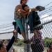 AFP: Ni boyas ni cercas ni alambres de púas detienen el paso de migrantes a EEUU