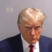 Trump sale en libertad bajo fianza y así fue su foto policial