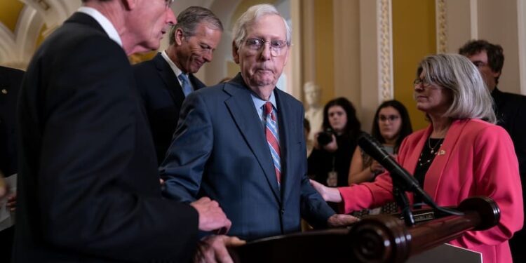 Senador McConnell volvió a quedarse paralizado durante rueda de prensa