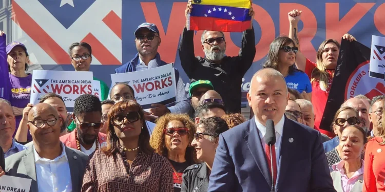 Nueva York presiona a Biden para suprimir el tapón de permisos de trabajo para inmigrantes