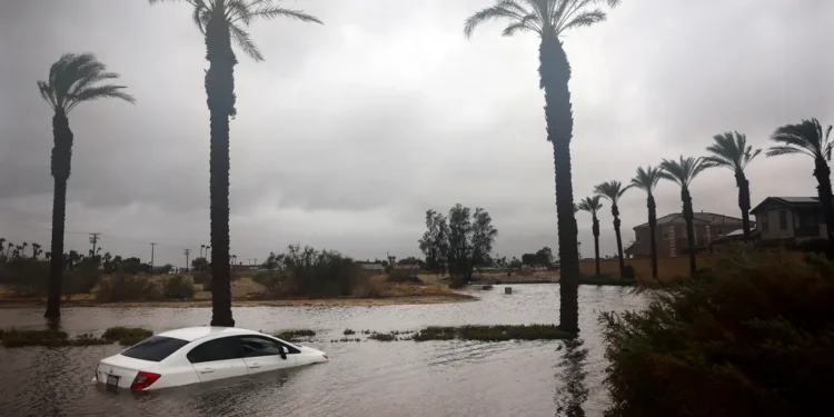 Tormenta tropical Hilary provoca fuertes vientos y lluvias que inundan calles de California