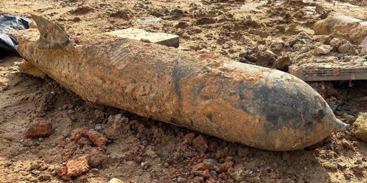 Desentierran una bomba aérea de la Segunda Guerra Mundial en un sitio de construcción en Singapur