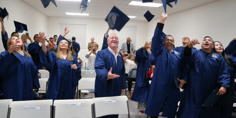 International Education Institute celebra graduación de su XI cohorte de Especialistas en Asistencia Migratoria