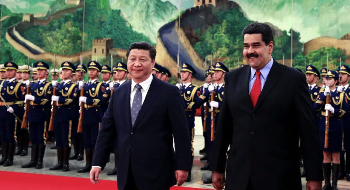 Maduro se abraza a Xi, por Antonio de la Cruz