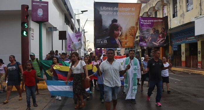 Migrantes realizan procesión en México para pedir que se regule su tránsito a EEUU