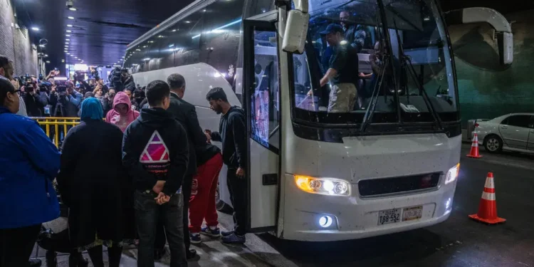 Miles de migrantes venezolanos recibirán permisos laborales especiales