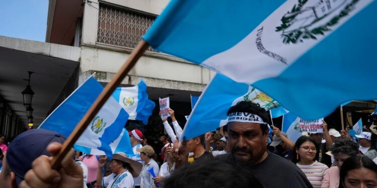 Miles de guatemaltecos pidieron la renuncia de la fiscal general por interferir en el proceso electoral