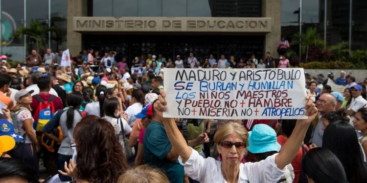 Un maestro venezolano necesita ganar 19,24 veces su salario mensual para alimentar a su familia