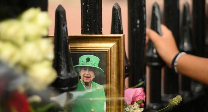 Reino Unido conmemora con mesura primer aniversario de la muerte de Isabel II