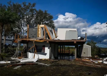 Trabajan para restaurar el suministro eléctrico en las comunidades de Florida