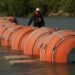 Juez federal ordena a Texas retirar las barreras flotantes en el río Bravo