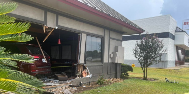 Más de 20 heridos dejó choque de auto contra un restaurante Denny’s en Texas