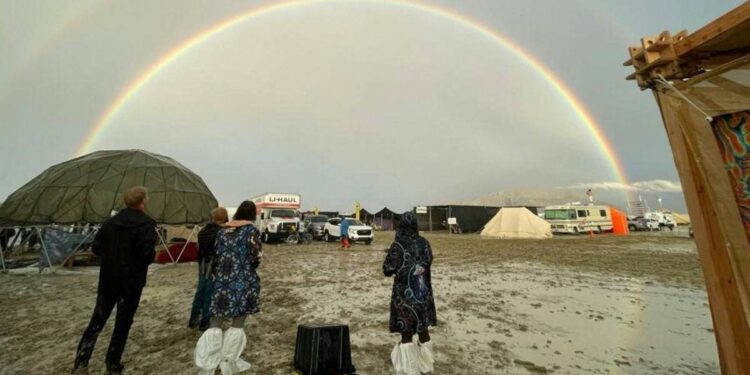 Más de 70.000 personas quedaron atrapadas en el lodo del festival Burning Man