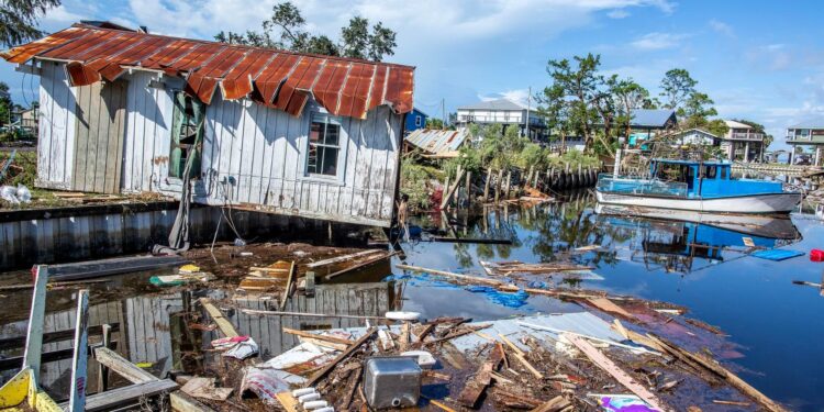 Idalia pierde sus características tropicales y huracán Franklin absorberá la tormenta José