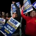 Trabajadores sindicados de GM, Ford y Stellantis van a huelga al mismo tiempo