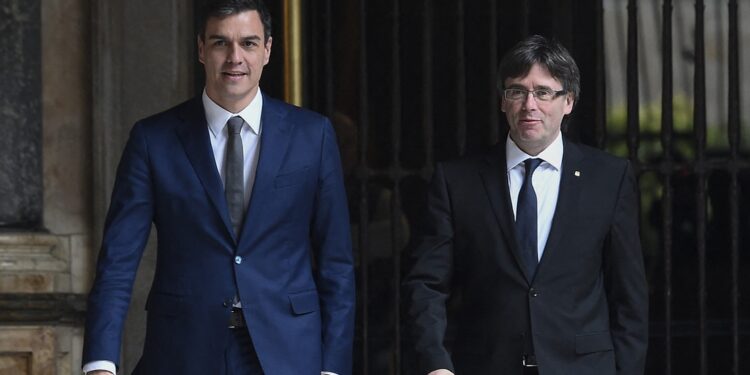 La supuesta reunión de dos ministros de Sánchez con Puigdemont enardece a la derecha española