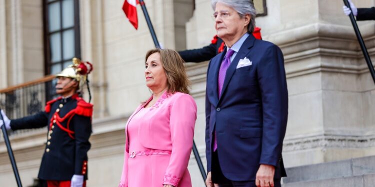 Aceptación de Boluarte cayó más del 10 % en el año y es la más baja en Latinoamérica