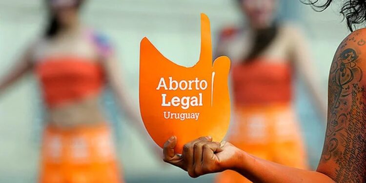 Uruguay analiza elevar de 12 a 14 semanas de embarazo el plazo legal para realizar un aborto