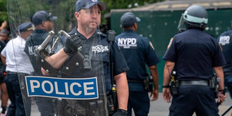 Nueva York ordenó a todos a sus policías estar uniformados que exjefe de Hamas convocará protestas globales