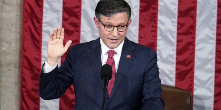 Mike Johnson asume como presidente de la Cámara Baja tras semanas de disenso