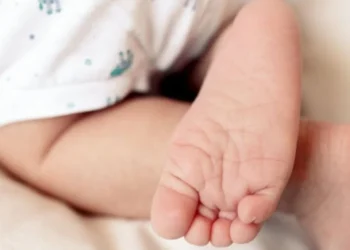 Abuela en Florida fue detenida por la muerte de bebé, tras sobredosis de jarabe para la tos