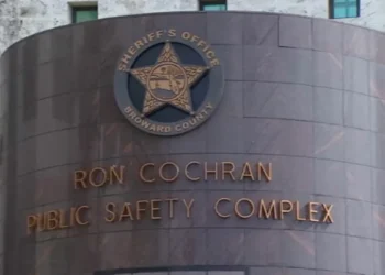 17 empleados de la policía de Broward enfrentan cargos por fraude con préstamos federales