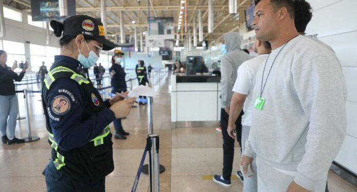 Llega a Venezuela el segundo vuelo desde EEUU con más110 migrantes repatriados