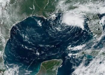 Dos nuevas perturbaciones tropicales avanzan hacia Florida