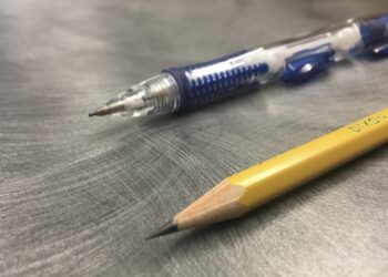 Adolescente apuñaló a su maestra con un lápiz mecánico en escuela de Naples