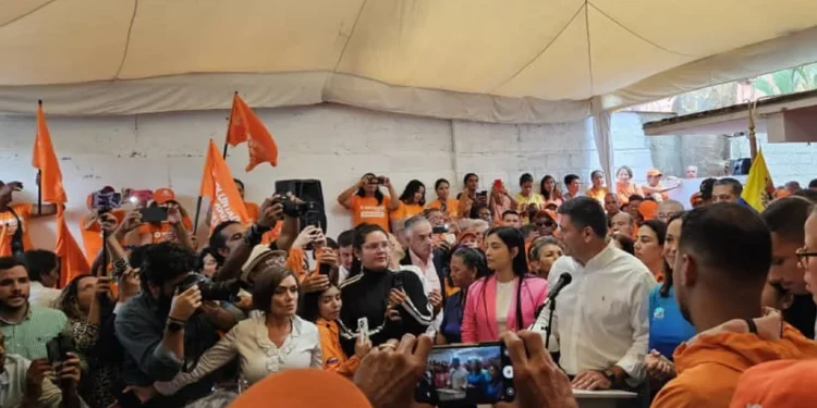 Superlano se retira de las primarias y anuncia el apoyo a María Corina Machado