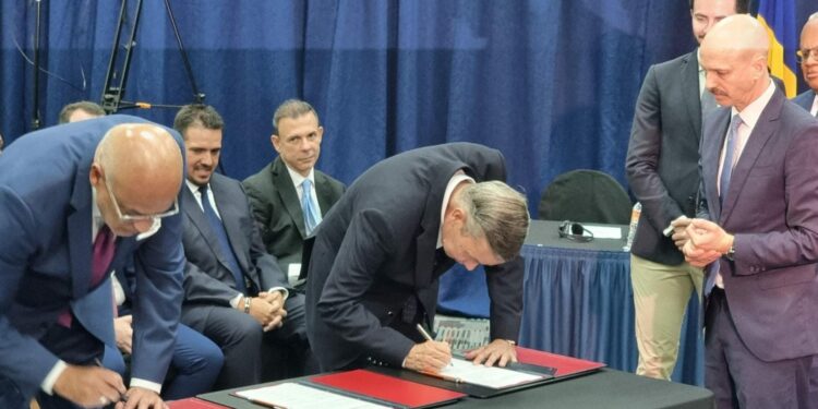 Chavismo y oposición firmaron un acuerdo para elecciones presidenciales en 2024 en Venezuela