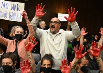 Interrumpen una intervención de Blinken para exigir que salven a los niños en Gaza