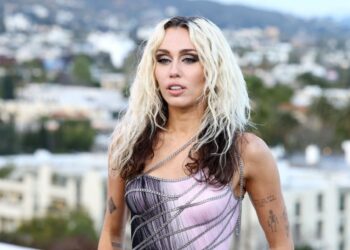 Miley Cyrus celebró su cumpleaños con una intima actuación de este éxito musical