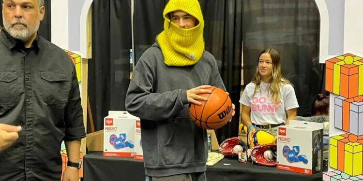 Fundación de Bad Bunny organiza nuevamente entrega de regalos de Navidad en Puerto Rico