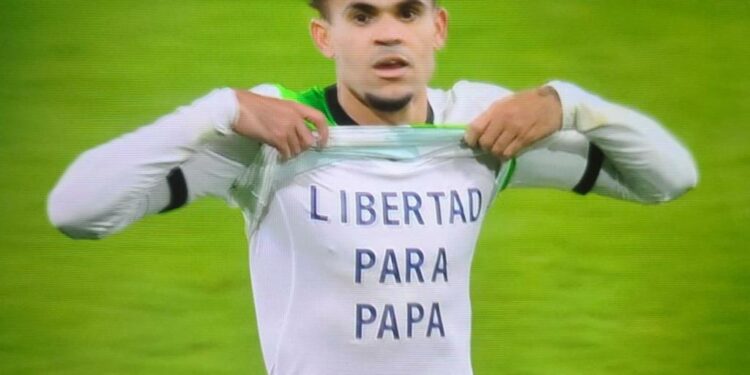 “Libertad para papá” fue el mensaje de Luis Díaz tras anotar gol en su regreso con el Liverpool