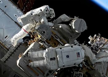 Astronautas pierden accidentalmente una bolsa con herramientas en el espacio