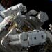 Astronautas pierden accidentalmente una bolsa con herramientas en el espacio