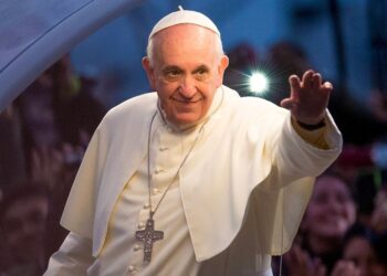 Reportan que el papa Francisco llamó a Javier Milei para felicitarlo por su triunfo