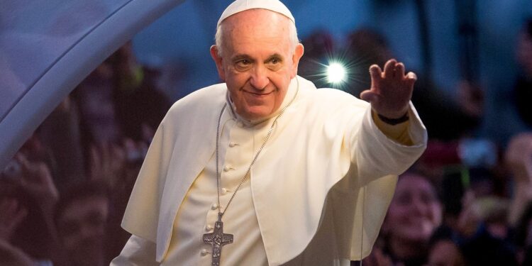 Reportan que el papa Francisco llamó a Javier Milei para felicitarlo por su triunfo