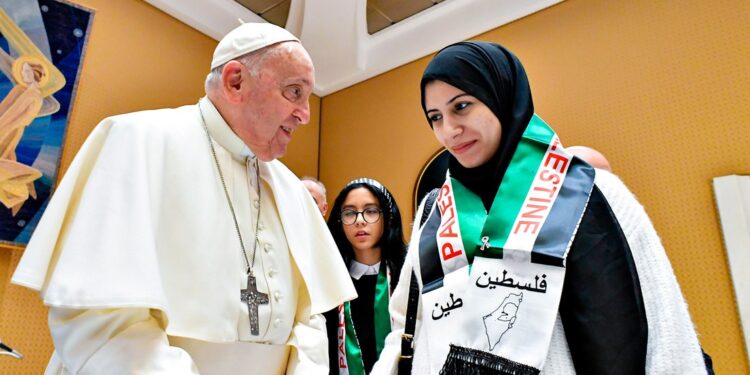 Papa Francisco se reúne con familias afectadas por conflicto en Gaza