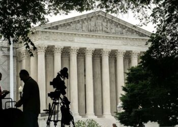 Corte Suprema rechaza solicitud de Florida para aplicar ley contra espectáculos de drag