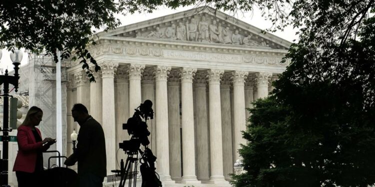 Corte Suprema rechaza solicitud de Florida para aplicar ley contra espectáculos de drag