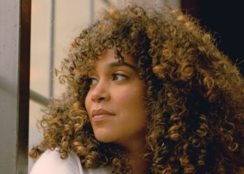 La escritora domínico americana Elizabeth Acevedo presenta su nuevo libro