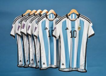 Messi donó seis camisetas que usó en el Mundial de Qatar para una subasta