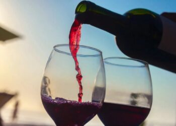 ¿El vino tinto causa dolores de cabeza? un estudio revela un nuevo culpable