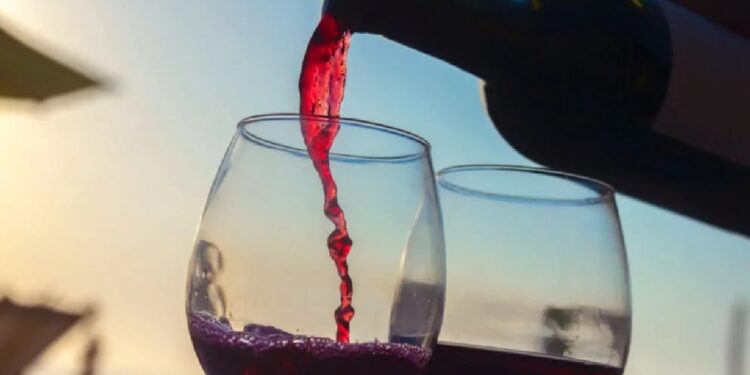 ¿El vino tinto causa dolores de cabeza? un estudio revela un nuevo culpable