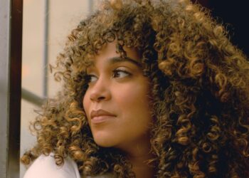 La escritora domínico americana Elizabeth Acevedo presenta su nuevo libro