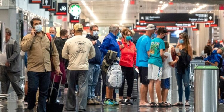 Aeropuerto de Miami rompe récord histórico con 190 Mil pasajeros diarios durante navidad