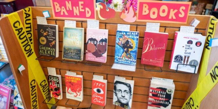 Censura de libros en Florida se ha expandido a otras partes de Estados Unidos