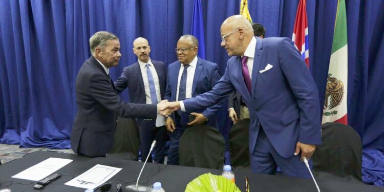 Gobierno de Maduro y oposición acuerdan revisar inhabilitaciones